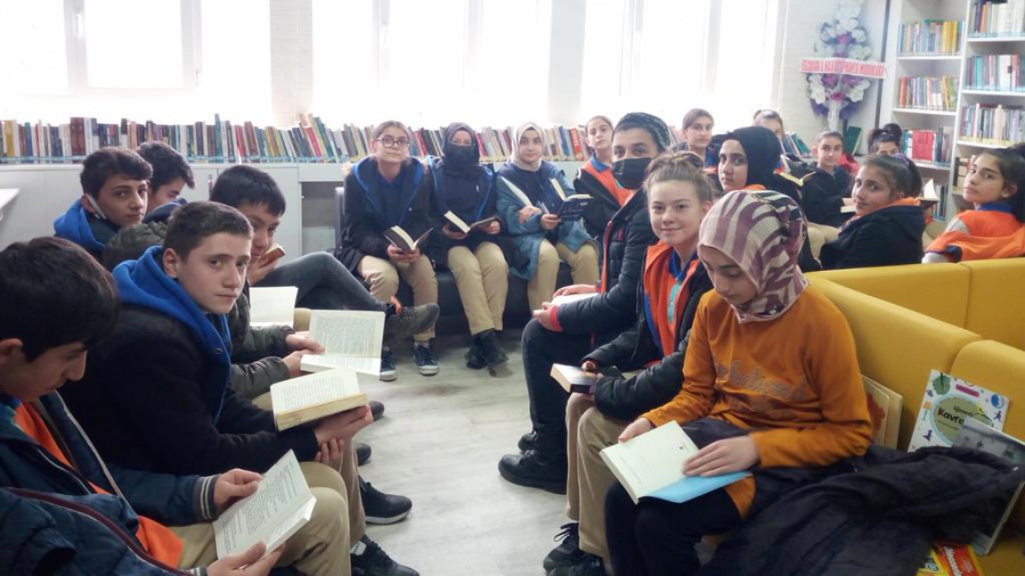 Okulumuz 8. Sınıf öğrencileri ile İlçemiz Halk Kütüphanesini ziyaret ettik.