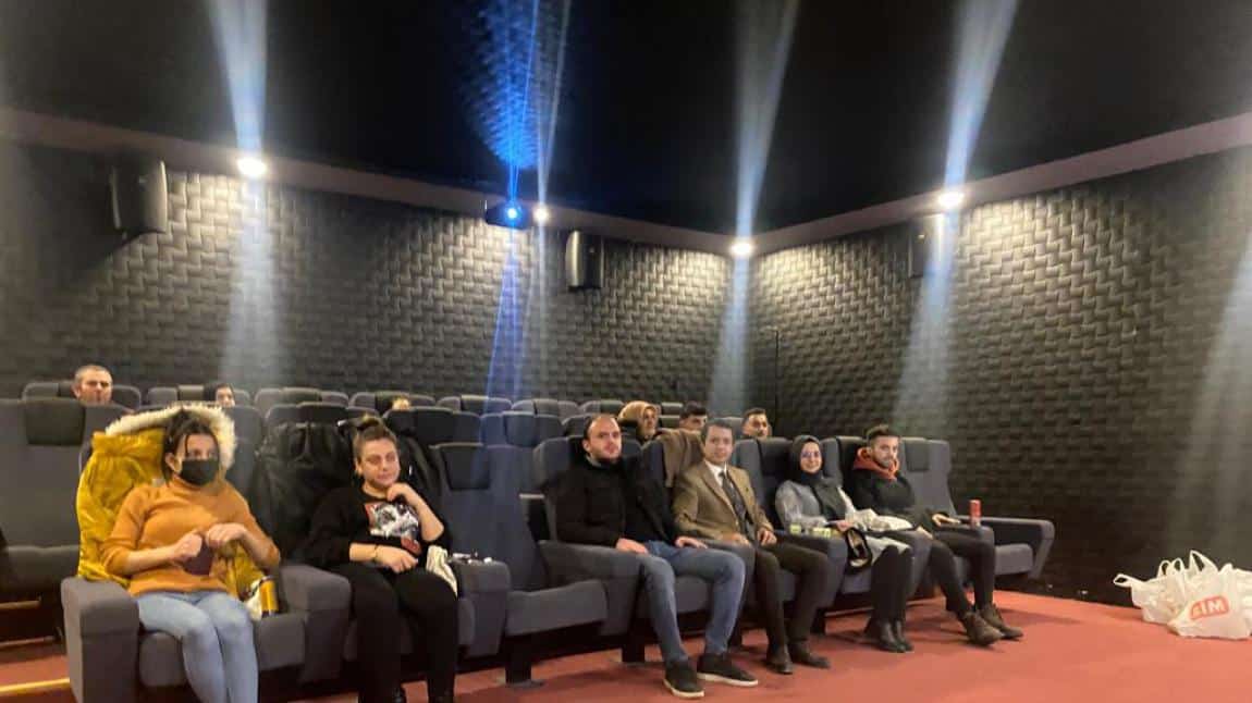 Okulumuzda Görev Yapan Personellerimiz ile İlçemizde Bulunan VIP Sinema Salonuna Gidilerek ''AYLA'' Filmi Seyredildi