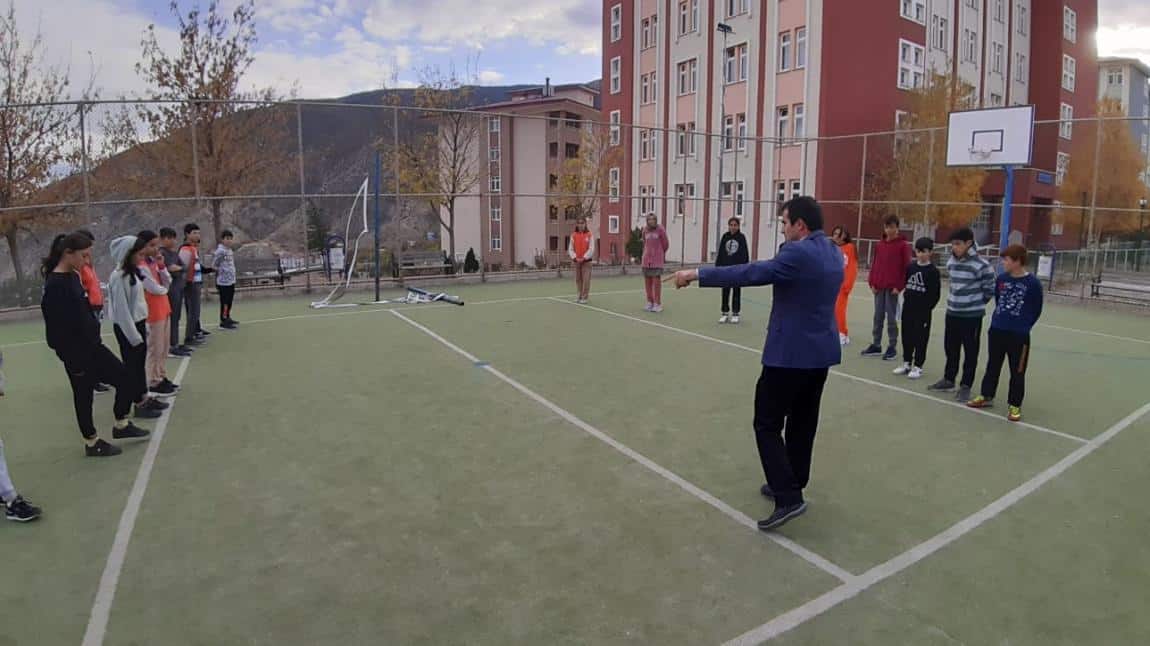 Erzurum Gençlik Ve Spor İl Müdürlüğü Okul Sporları Şube Müdürü Yaşar Elen Öğrencilerimize Yeni Yakartop Oyununu Öğrettiler